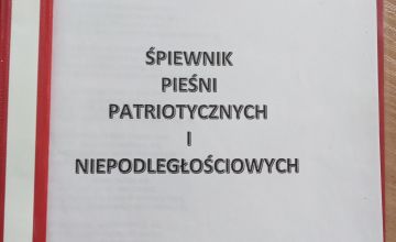 „Rozkwitały pąki białych róż”
